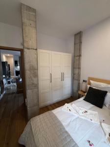 a bedroom with white cabinets and a large bed at Apartamento Laredo con Terraza in Laredo