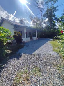 Pokok SenaにあるSri Nawa Homestayの砂利道の家