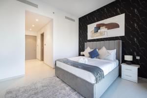 Ένα ή περισσότερα κρεβάτια σε δωμάτιο στο Stay in the #1 Burj & Fountain View 4BR Apartment