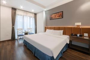 Postel nebo postele na pokoji v ubytování A25 Hotel - 193 Trung Kinh