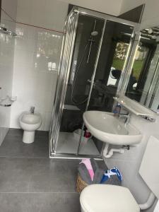A bathroom at La casa di nonno carlo