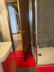 A bathroom at La casa di nonno carlo