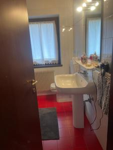 A bathroom at La casa di nonno carlo