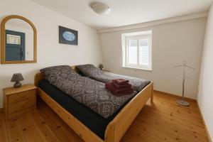 a bedroom with a bed and a mirror on the wall at Moselglocke Urlaub im Herzen von Zell in Zell an der Mosel
