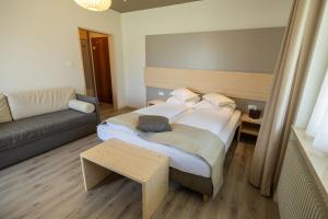 Postel nebo postele na pokoji v ubytování Villa Vera + 37 fotografií