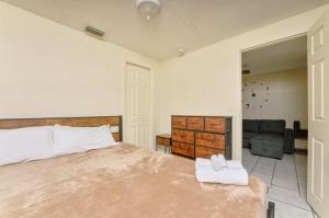 Ένα ή περισσότερα κρεβάτια σε δωμάτιο στο 3 bedrooms 1 bathroom Entire Beach Side House