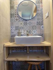 a bathroom with a sink and a mirror at Chalupa U Pastvišť in Stachy