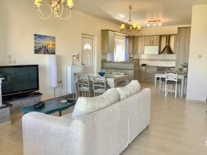 Televízia a/alebo spoločenská miestnosť v ubytovaní Villa Seaview - Sunny home