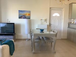 Televízia a/alebo spoločenská miestnosť v ubytovaní Villa Seaview - Sunny home