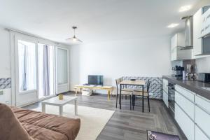 una sala de estar con un sofá y una mesa en Le Petit Bois Luzien, en Marsella