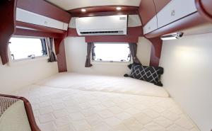 Foto dalla galleria di Fukuroneko RV 海辺の駐車場でキャンピングカーでの車中泊 a Fujisawa