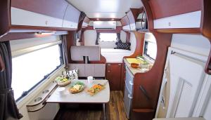 Foto dalla galleria di Fukuroneko RV 海辺の駐車場でキャンピングカーでの車中泊 a Fujisawa