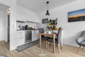 une cuisine et une salle à manger avec une table et des chaises dans l'établissement Ferienwohnung Weitblick Marina Wendtorf, à Wendtorf 9 autres photos