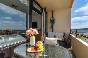 une table avec une assiette de fruits sur un balcon dans l'établissement Ferienwohnung Weitblick Marina Wendtorf, à Wendtorf