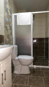 コンヤにあるMevlana Palaceのバスルーム(トイレ、洗面台、シャワー付)