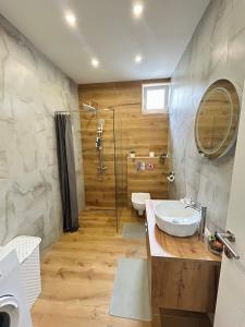 Ένα μπάνιο στο Apartment Tajra +26 φωτογραφίες