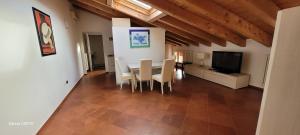 TV a/nebo společenská místnost v ubytování Relax a due passi dal castello