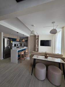 een keuken en woonkamer met een tafel en stoelen bij Open Floor Chic Interior Design Pool Full Kitchen in Barranquilla