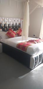 Ένα ή περισσότερα κρεβάτια σε δωμάτιο στο Golden Ark Hotel Soroti City