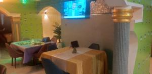 Μια τηλεόραση ή/και κέντρο ψυχαγωγίας στο Golden Ark Hotel Soroti City