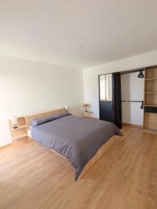 Ένα ή περισσότερα κρεβάτια σε δωμάτιο στο Maison cosy et spacieuse