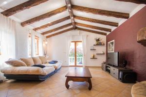 un soggiorno con un divano e una TV di Villa Brigita, a beautiful villa close to the beach a VeliGolji