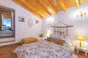 una camera da letto con un letto grande in una stanza di Quinta do Silencio a Tavira Altre 21 foto