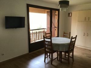 Televízia a/alebo spoločenská miestnosť v ubytovaní Charmant studio avec terrasse et garage fermé