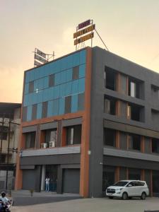 瓦皮Hotel Royal Park的一栋建筑前停着一辆车