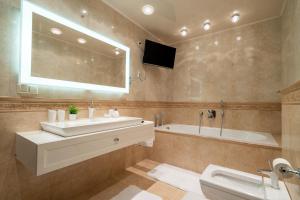 een badkamer met een wastafel, een bad en een toilet bij BIRUTE LUXURY 2 BEDROOMS in Palanga +26 foto's