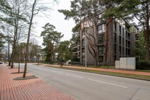 een lege straat voor een gebouw bij BIRUTE LUXURY 2 BEDROOMS in Palanga
