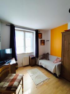 Ένα ή περισσότερα κρεβάτια σε δωμάτιο στο Meublé cosy tt confort, arrivée autonome, proche Cholet et puy du f