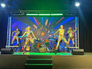 eine Gruppe von Menschen auf einer Bühne in der Unterkunft Bella-Mays Holiday Hideaway in Lincolnshire + 37 Fotos