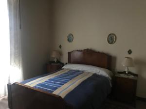 a bed in a bedroom with two night stands and two lamps at Villa Andrade in Mor