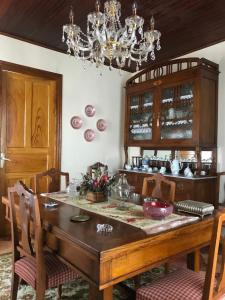 a dining room with a table and a chandelier at Villa Andrade in Mor