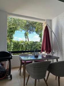 アシラにあるPalais du jardin et de la mer dans une résidence privéeの窓のある部屋にあるテーブルと椅子 +59枚の写真