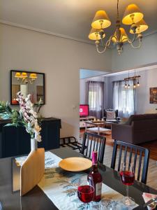 Un comedor y una sala de estar con mesa y sillas. en Heliopetra, en Kalambaka