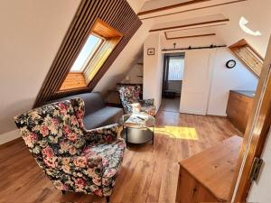 a living room with two chairs and a couch at Kwatery u Szymka in Jastarnia