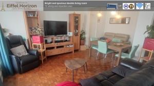 巴黎Paris 20 - T4 78m2 familial au pied du métro的客厅里有一张沙发和一张桌子。