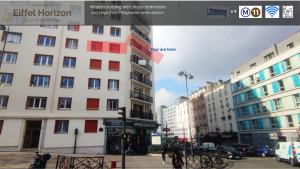 巴黎Paris 20 - T4 78m2 familial au pied du métro的一座高楼林立的城市和一条停满汽车的街道