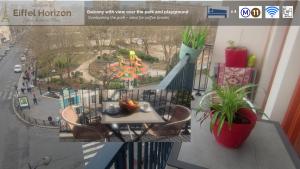 巴黎Paris 20 - T4 78m2 familial au pied du métro的一个带桌椅的阳台和一个游乐场 更多3张照片