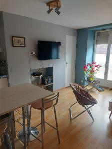 TV a/nebo společenská místnost v ubytování appartement a l'étage d'une maison avec entrée commune comprenant une chambre avec un grand lit , une d'enfant et un clic-clac dans la piece de vie + 36 fotografií