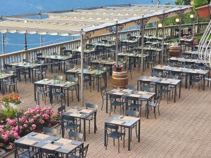 Draufsicht auf ein Restaurant mit Tischen und Stühlen in der Unterkunft Hotel Funicolare in Lanzo dʼIntelvi