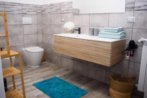 une salle de bain avec un lavabo et des toilettes dans l'établissement Holiday House ViscaUno, à Nettuno 17 autres photos