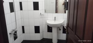 a bathroom with a sink and a mirror at vino villa in Kandy