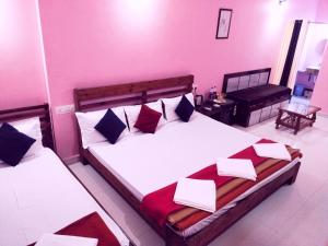 Uma cama ou camas num quarto em Samant Beach Resort