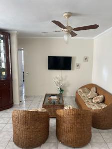 TV a/nebo společenská místnost v ubytování Apartamento no Guarujá