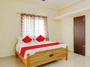 Postel nebo postele na pokoji v ubytování Hotel O Srinivasa Residency
