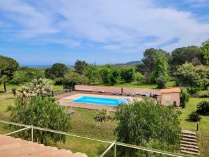 an image of a villa with a swimming pool at Mas Élunia, Gites et Chambres d'hôtes, entre Mer et Montagne in Argelès-sur-Mer