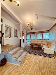 una sala de estar con un sofá y una mesa en Uspinjaca, en Sarajevo